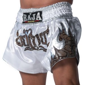 Σορτσάκι Thaiboxing RAJA Δέρμα Φιδιού σε Μοτίβο Φλόγας και THAI ΓράμματαΣορτσάκι Thaiboxing RAJA Δέρμα Φιδιού σε Μοτίβο Φλόγας και THAI Γράμματα